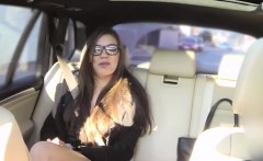 Bubble butt babe gets her pussy pounded in the backseat