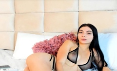 Shaved Pussy Babe Wants To Wet Her Pussy On Cam